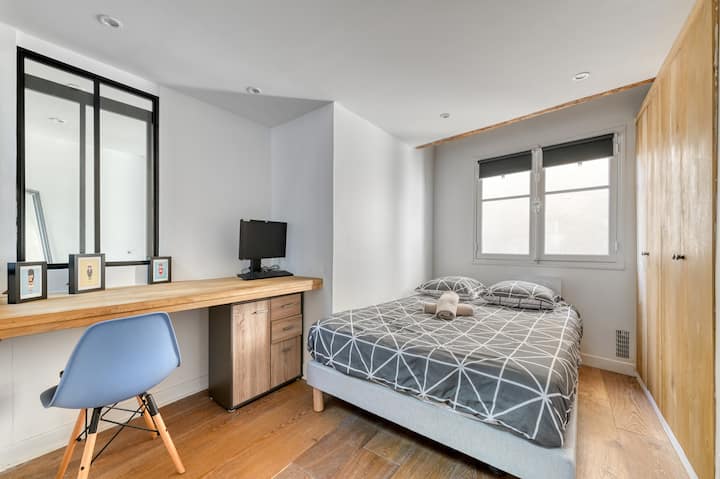 1 .ª Habitación con cama doble , almacenamiento y escritorio. 