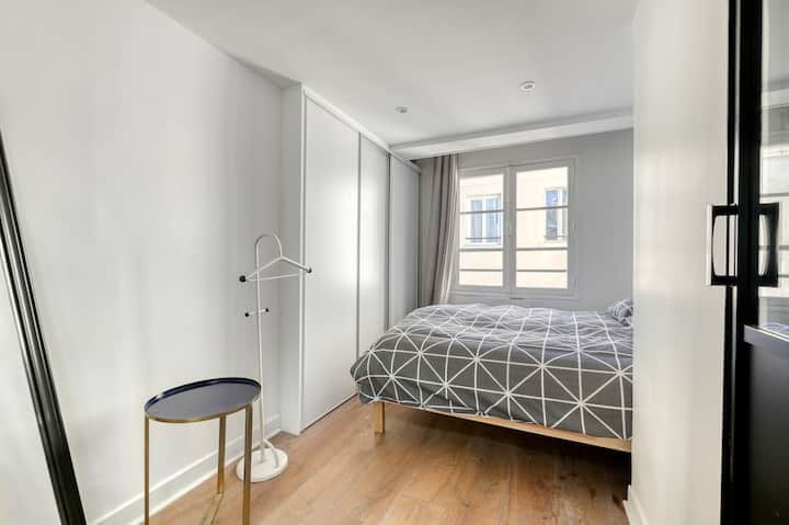 2º Dormitorio con cama doble y almacenamiento