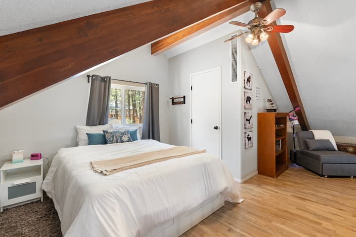 Upstairs loft adds a lot of additional space for your group. There is a half bath and small reading nook area to enjoy. Show Low - cabin, rustic, skiing, golfing, hiking, fishing, boating, family, couples