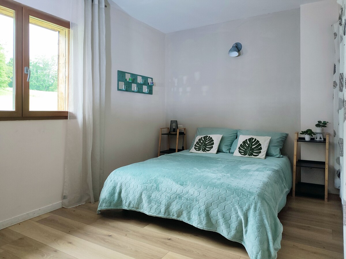 سرير مزدوج. يتوفر سرير إضافي قابل للطي قابل للطي.