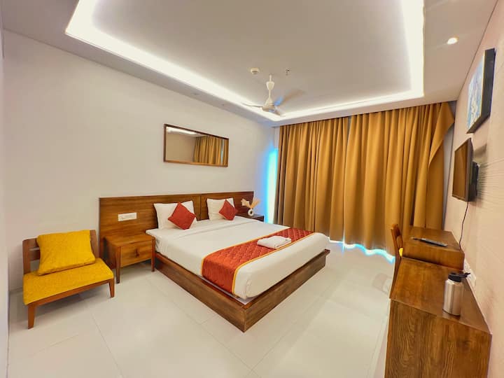 Útulná spálňa s pripojenou kúpeľňou - priestranný balkón s výhľadom na jazero ⛵️