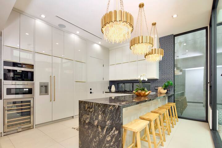 Art Deco Elegance in Venice | Pool, Spa, Rooftop gallery image 3