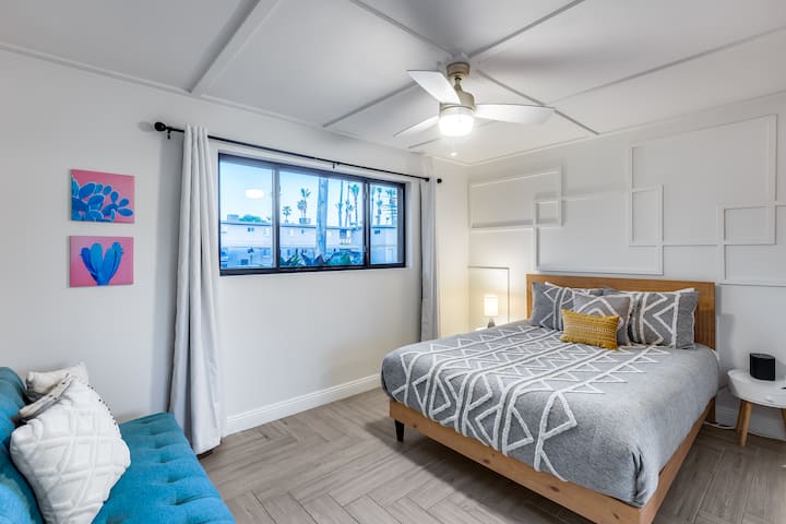 Objavte krásu jednoduchosti v tejto pokojnej spálni.
