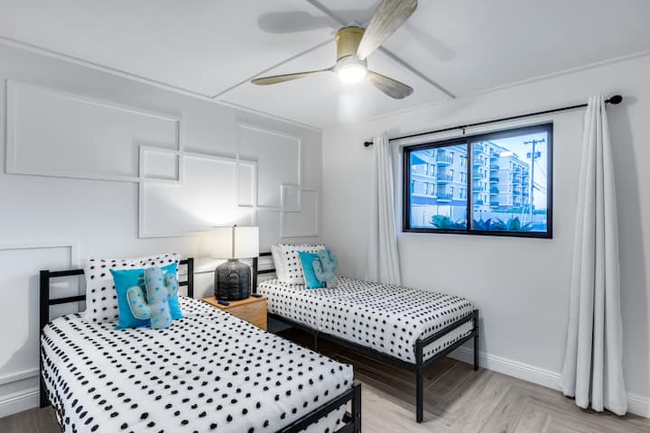 Jednoduchý, ale štýlový dizajn spálne pre vaše pohodlie. 