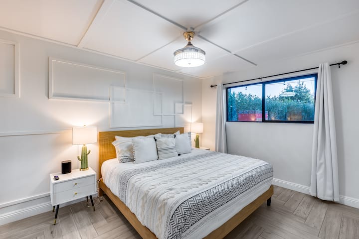 Oddýchnite si štýlovo na luxusnej manželskej posteli s mäkkými vankúšmi.
