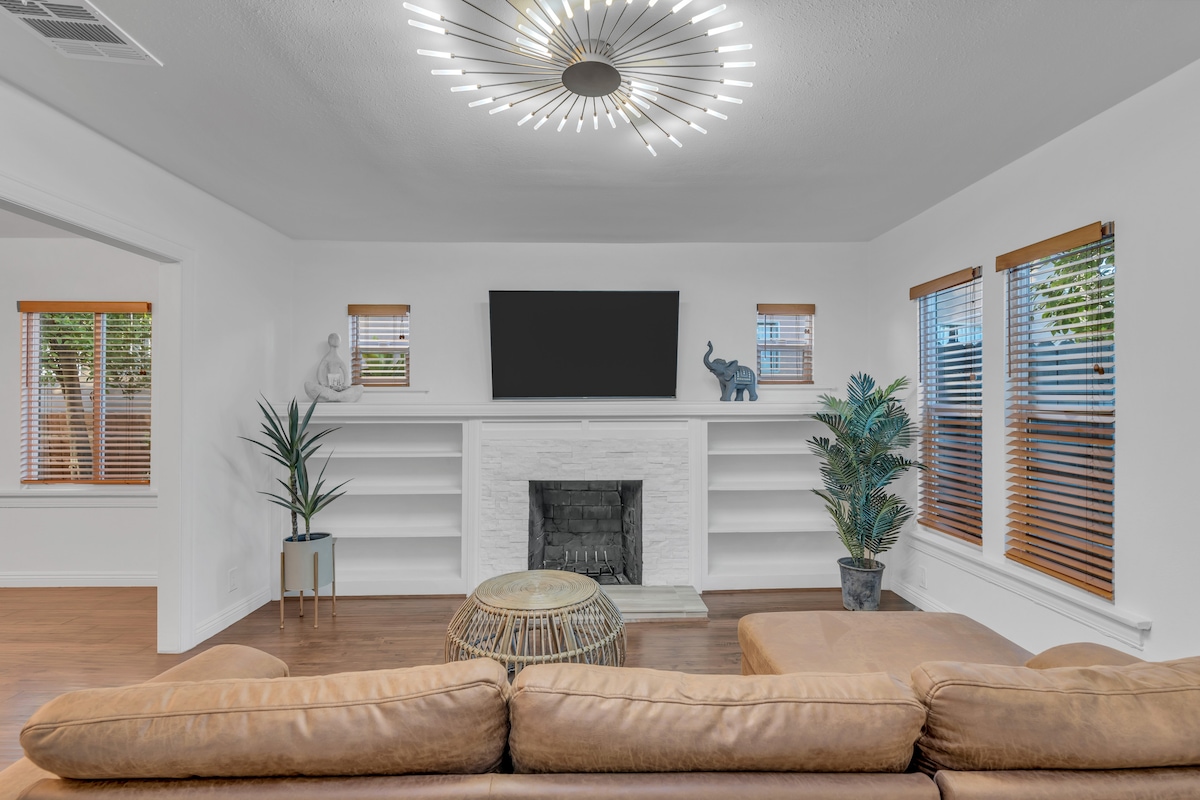Top performing Airbnb: Modern Gated Villa w/BBQ+parking+firepit in Mid Wilshire