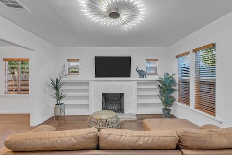 Top performing Airbnb: Modern Gated Villa w/BBQ+parking+firepit in Mid Wilshire