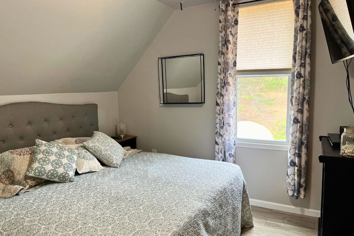 Спалната соба има брачен кревет, паметен телевизор и плакар со полици и закачалки.