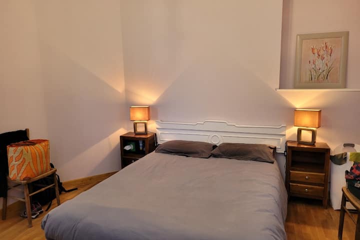 posteľ 140 x 190, paplón 220 x 240 alebo flísová prikrývka v závislosti od ročného obdobia , vankúše 60 x 60.
chránič matraca a chránič vankúšov sa pravidelne menia
2 nočné stolíky, 2 nočné lampy, komoda, šatník 2 stoličky.