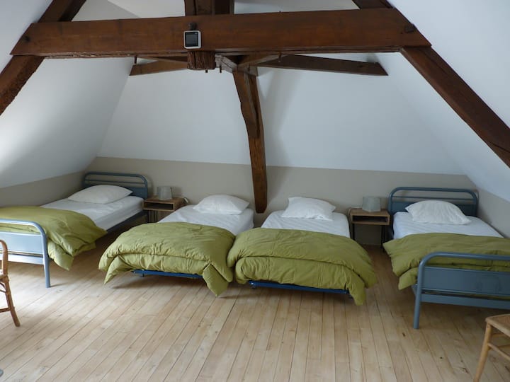 4 lôžka 90 x 190, paplóny 140 x 200 alebo flísová prikrývka v závislosti od ročného obdobia, vankúše 60 x 60, obliečky na matrace a obliečky na vankúše, 1 stolička, 1 kreslo, 1 komoda, 2 nočné stolíky a 2 nočné lampy. 3 elektrické zatemňovacie rolety Velux.
