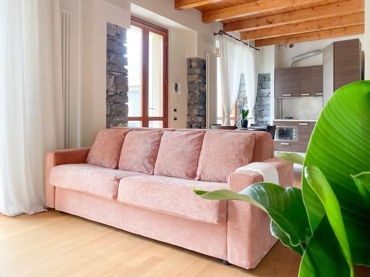 Hapësirë e ndritshme jetese me pamje nga liqeni, e përkryer për një fundjavë romantike në Liqenin e Komos.