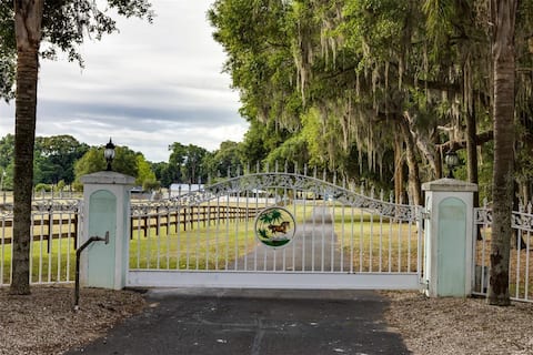 Charming farm ~5 bedroms + pool + stables near WEC