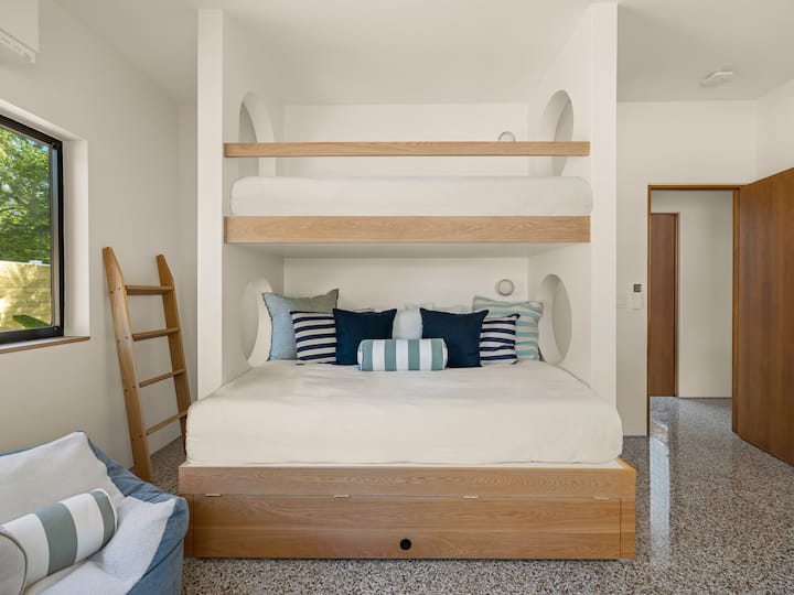 เตียงสองชั้นพร้อมเตียงเดี่ยวและเตียงเต็ม 