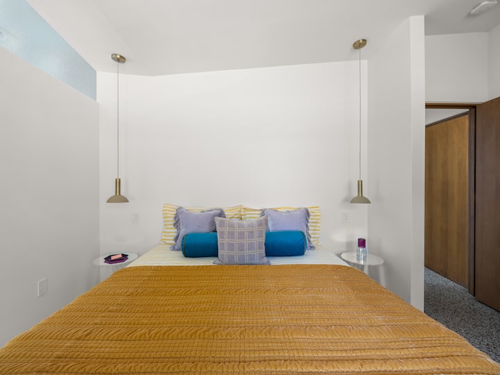 เตียงคิงไซส์พร้อมที่นอนคาสเปอร์ใหม่เอี่ยม พื้นเทอร์ราซโซ่แบบดั้งเดิมและใหม่ อุปกรณ์ติดตั้งสไตล์ยุโรป ห้องน้ำในตัว และพื้นที่สำหรับเก็บของทุกอย่างของคุณ ระบบทำความเย็นและทำความร้อน