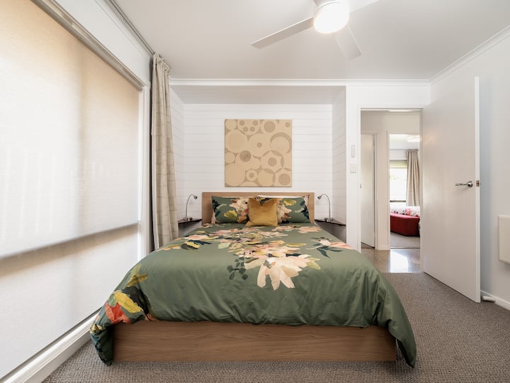 חדר שינה ראשי עם חדר רחצה צמוד