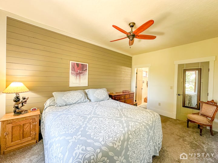 U drugoj spavaćoj sobi nalazi se i luksuzni bračni krevet, upotpunjen pomoćnim stolićima za dodatnu praktičnost