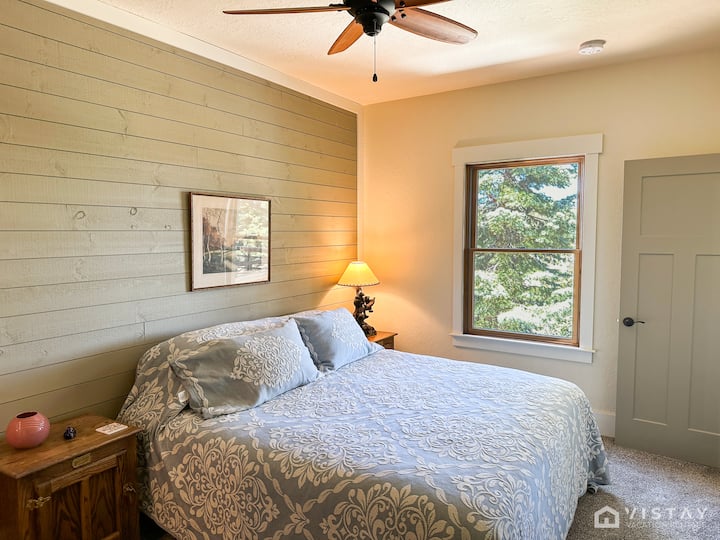 Vrata omogućuju izravan pristup balkonu, gdje možete uživati u prekrasnom okruženju i svježem zraku u potpunoj udobnosti.