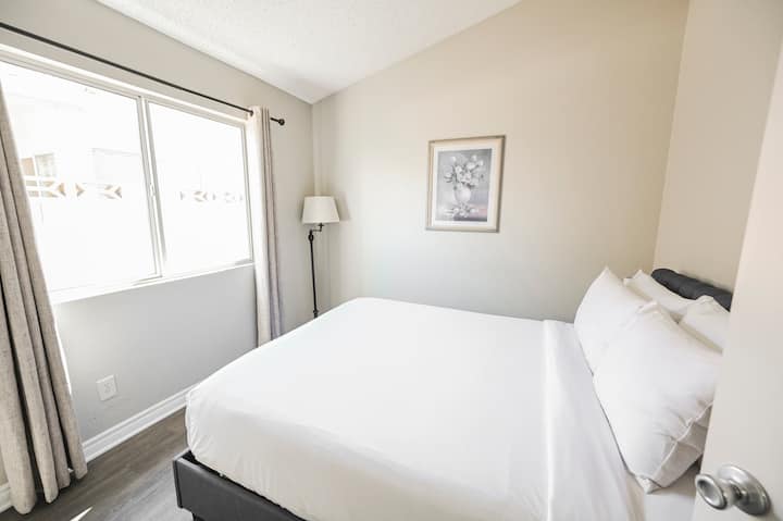 Dormitorio con lámpara de pie y puerta corrediza