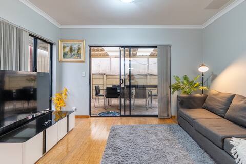 Spacious 5B2B house near airport