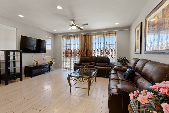 Spacious 5 bedroom Home gallery image 2