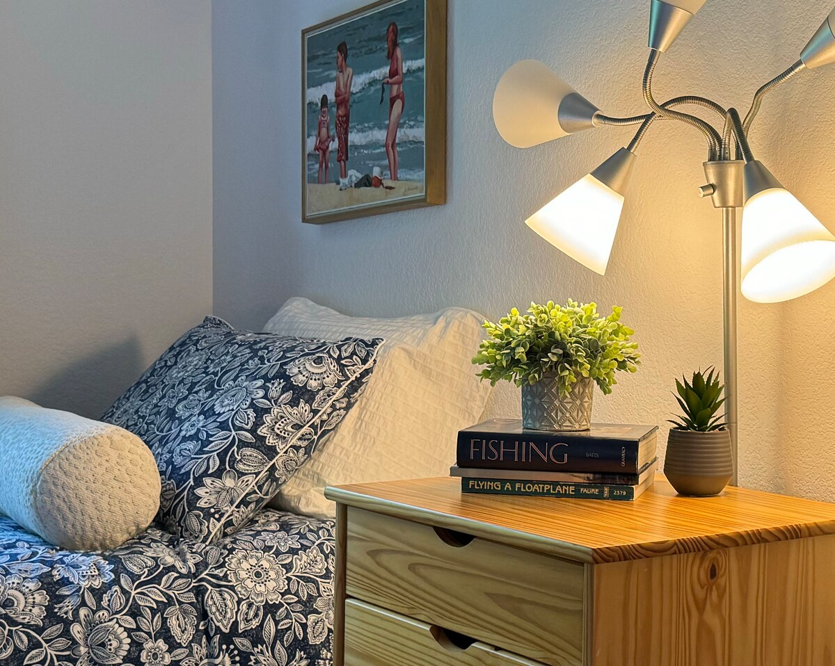 Საძინებელში არის ორი ტყუპი საწოლი.