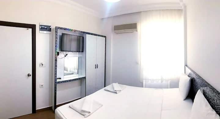 Hotel With Pool Next To Beach - Antalya