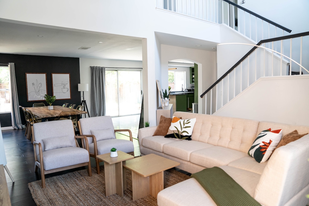 נוף יסודי של הנכס הייחודי שלנו, הכולל את הסלון, פינת האוכל והמטבח המצויד במלואו. 