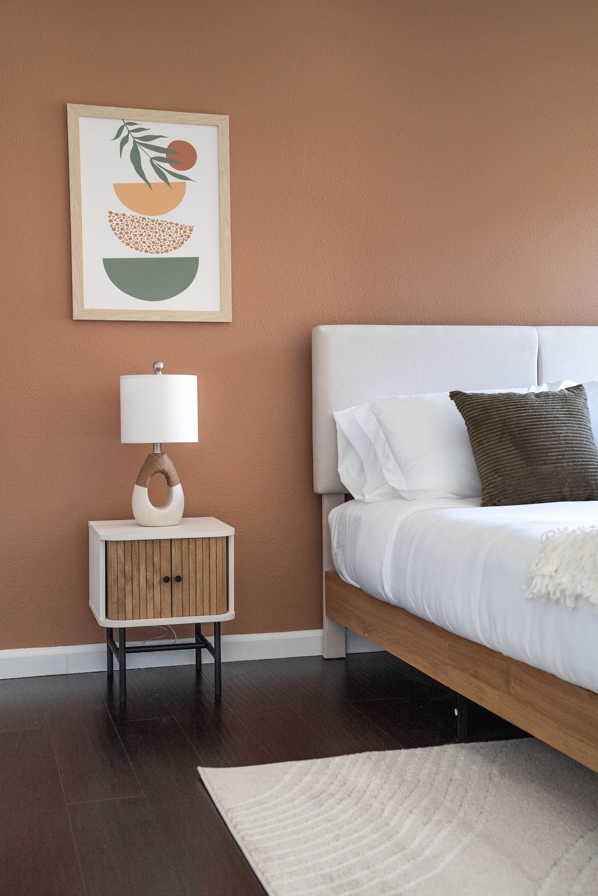 חדר שינה 1 עם מזרן קווין, שידות לילה וטלוויזיה חכמה