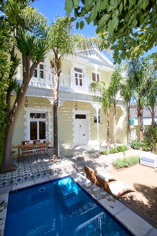 Charming victorian home | Secluded garden | Pool