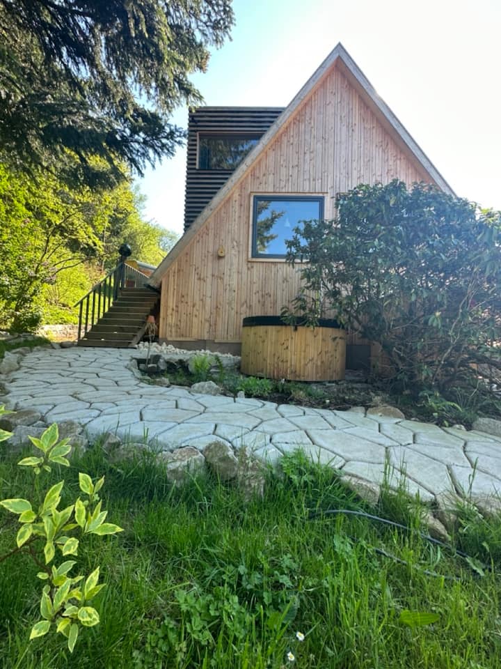 entire holiday house + sauna + hot tub, gardenview