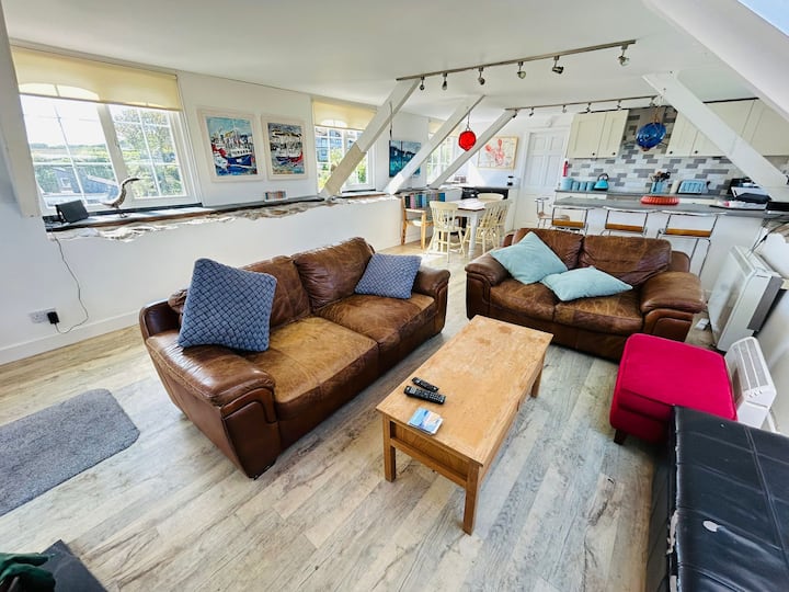 Loft Apartment Overlooking Cornish Bay - Caerhays Castle