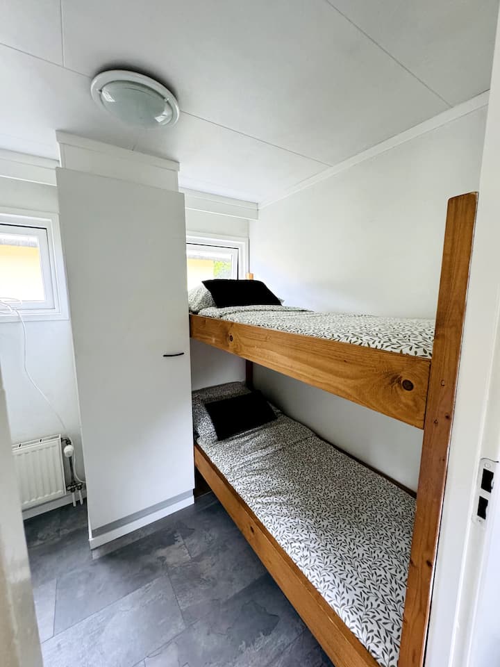 2 единечни кревета од 1,80м на 70 сантиметри.  