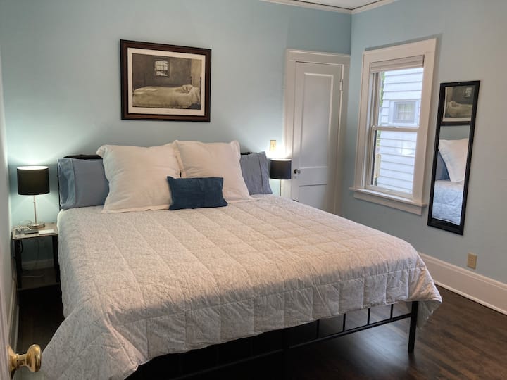 Во спалната соба 1 има брачен кревет (широк 150-179 см) со вградени станици за полнење на ноќните штандови, прошетка во плакар, фиоки и паметен телевизор.