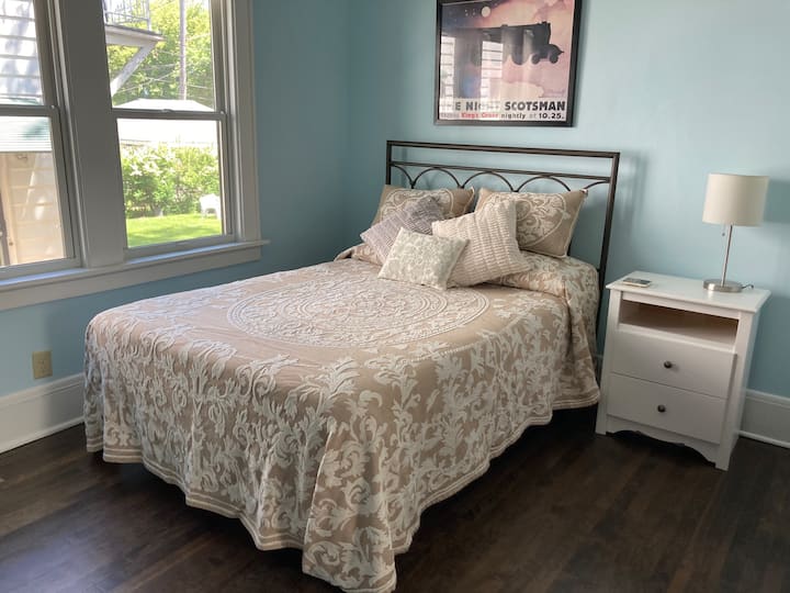 Спалната соба 2 има двоен кревет со ноќно шкафче, фиоки и полн плакар. На барање може да се додаде детско креветче.