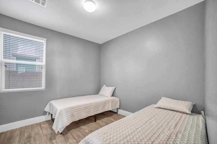 ห้องนอนชั้นล่าง 
เตียงแฝด 2 หลัง