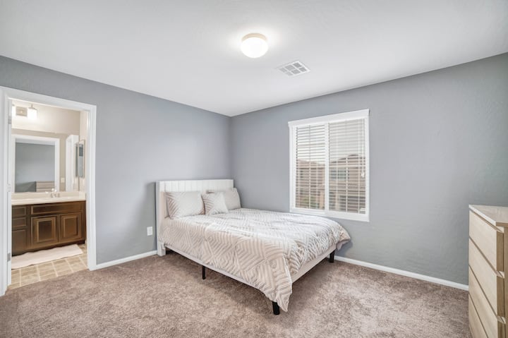 ห้องนอนที่ 2
เตียงควีนไซส์ 1 เตียงพร้อมห้องน้ำเต็มรูปแบบในตัว 