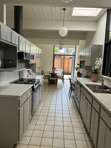 4b2b Single1 story home Palo Alto near Stanford gallery image 3