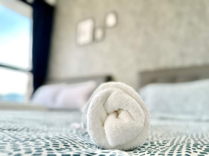 3 dormitorios, 2 baños, 2 camas tamaño queen, 3 camas individuales, colchón de 2 pisos, 9-12 personas,