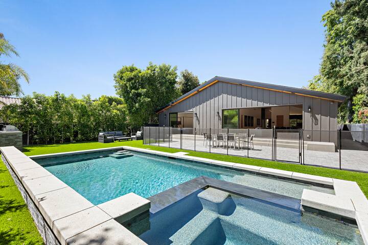 Modern Villa In Los Angeles gallery image 2