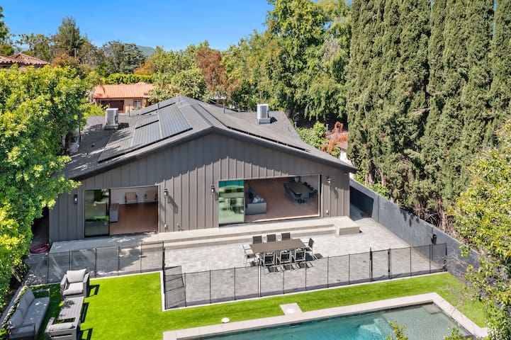 Modern Villa In Los Angeles gallery image 3