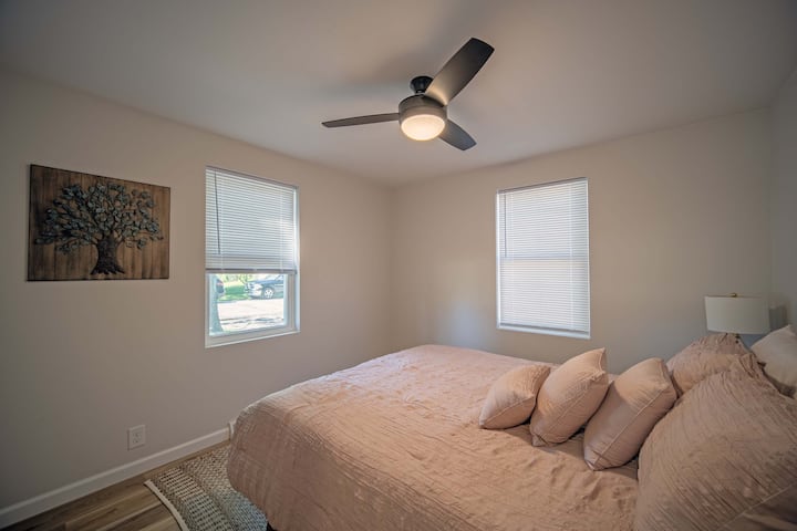 Cama tamaño queen: ambos colchones y fundas de almohada están cubiertos con un protector impermeable.