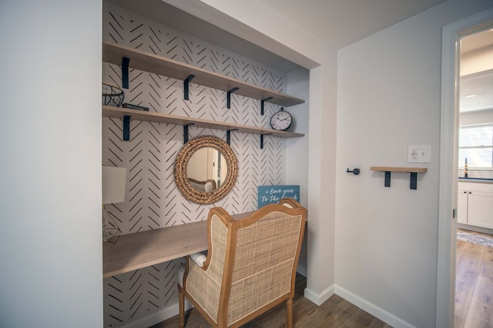 Espacio de trabajo privado en un tercer dormitorio pequeño