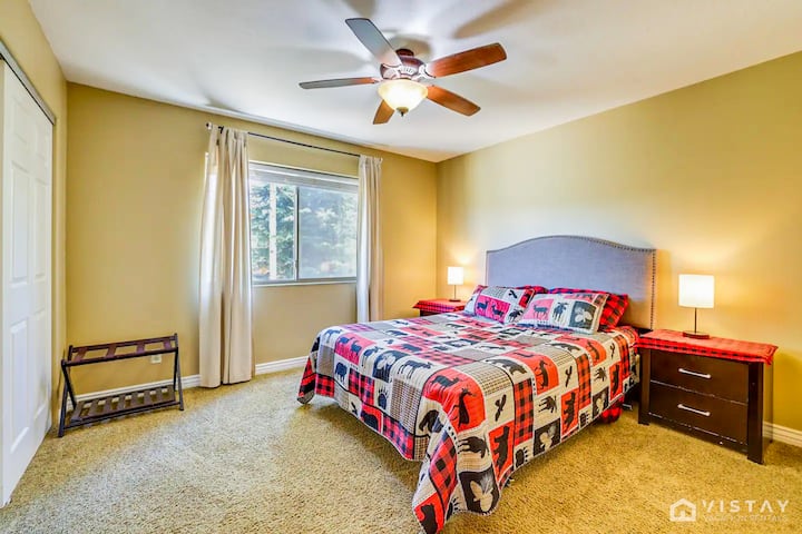 Се одликува со удобен брачен кревет (широк 150-179 см), кој нуди удобен и привлечен простор за мирен сон