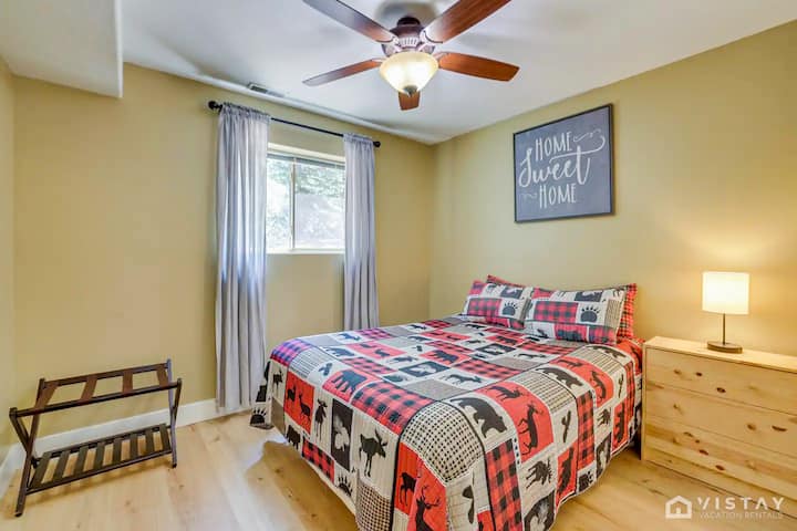 Во спалната соба 2 има удобен брачен кревет (широк 150-179 см), обезбедувајќи удобен и мирен простор за гостите да се опуштат и да се наполнат.