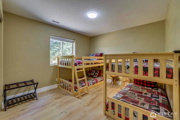 Спалната соба 3 е опремена со два двокреветни кревета, што ја прави идеален простор за деца или дополнителни гости.