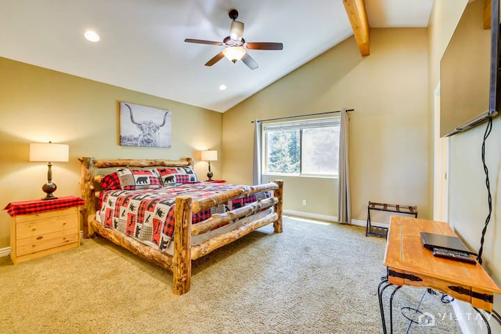 Главната спална соба може да се пофали со брачен кревет (широк 150-179 см) и HD паметен телевизор, кој нуди пристап до Netflix, Hulu, Disney+ и ESPN.