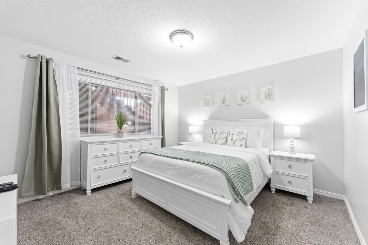 Просторна спалня с двойно легло