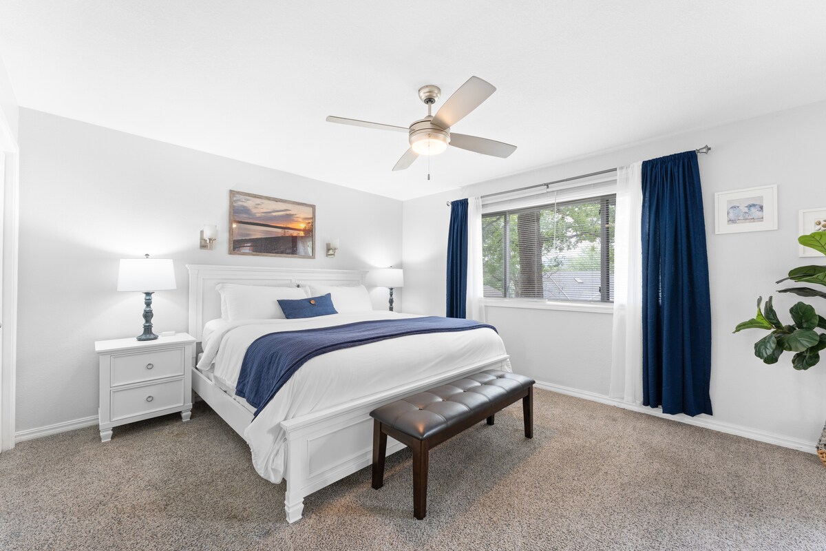 Супер просторна основна спалня, голямо двойно легло и самостоятелна баня