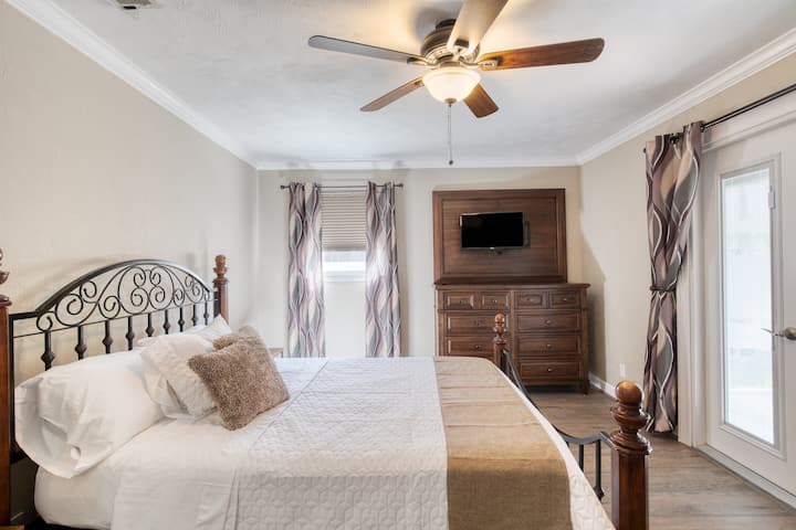 Bračni krevet (160x200) s vratima do trijema s mrežom.