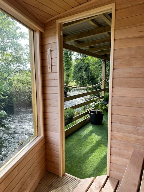 River Fane Cottage Retreat - Hot Tub~Sauna~Plunge